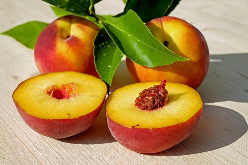 sliced fresh peaches